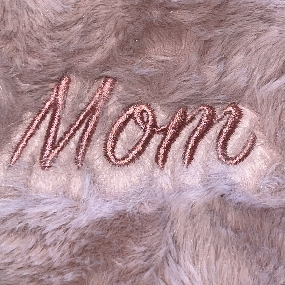 🌟NWT🌟 Dluxe by Dearfoams Pink "Super Mom" Faux Fur Slide House Slipper - Picture 6 of 11